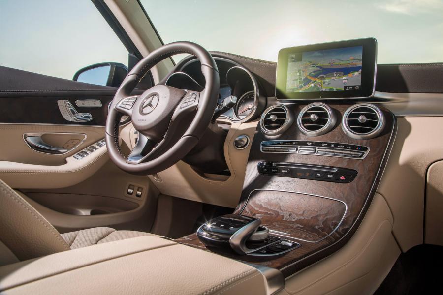 Интерьер Mercedes-Benz GLC350 e 4Matic (X253) 2018 года  (NA) (фото 6 из 29)